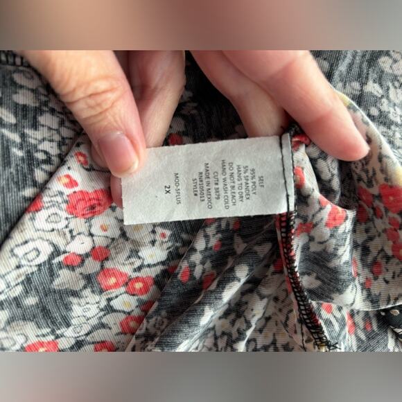 Women's Blouse 2X Red Black Floral Lightweight Flowy BOHO Cottagecore Business - Picture 2 of 6